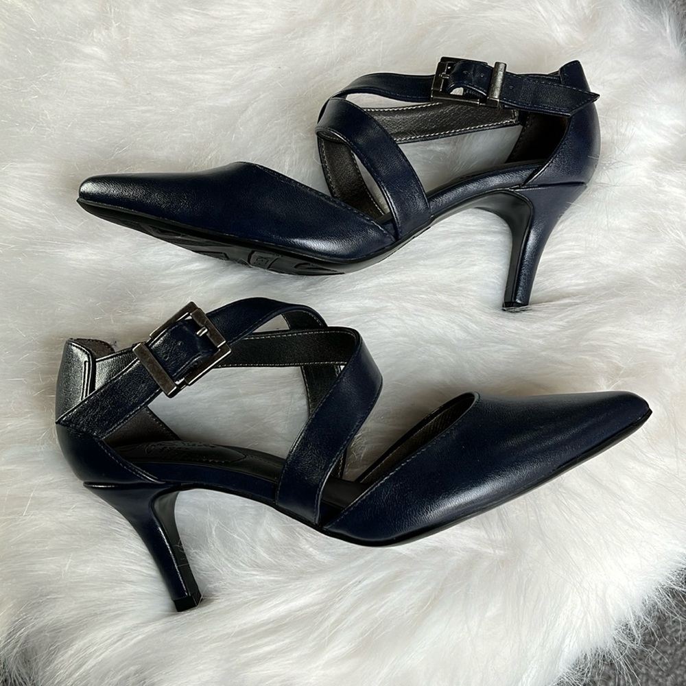 Navy Life Stride heels size 6W